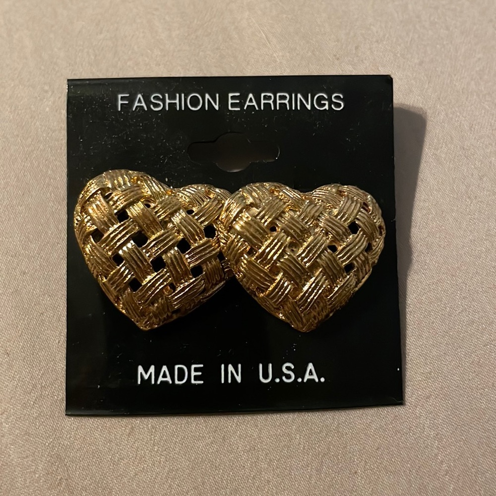Golden thatched heart earrings